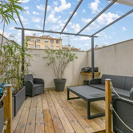T2 rénové avec terrasse et parking, plage à 2 min *
